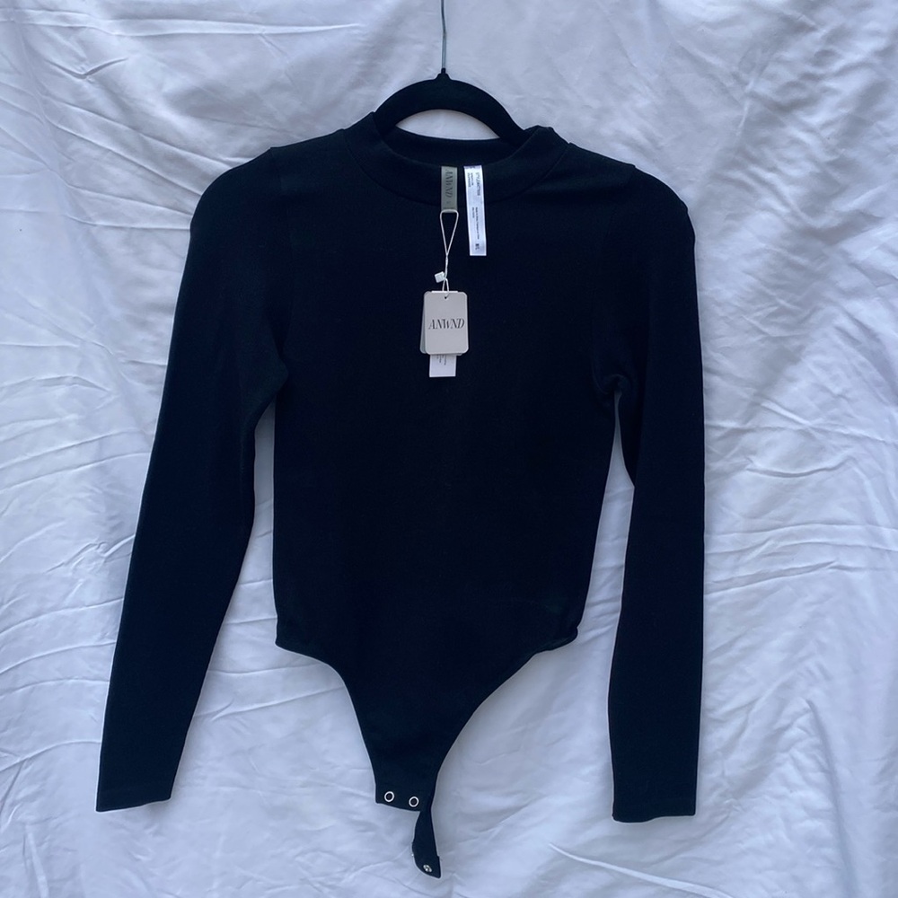 ANWND Soft slinky fit long sleeve keyhole back thong bodysuit size M/L